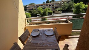 Outdoor dining - DEUX PIECES CABINE ENTIEREMENT RENOVE (BORMES LES MIMOSAS)