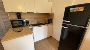 Fridge, cookware/dishes/utensils - DEUX PIECES CABINE ENTIEREMENT RENOVE (BORMES LES MIMOSAS)