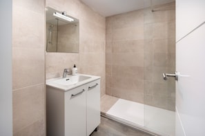 Shower, hair dryer, towels