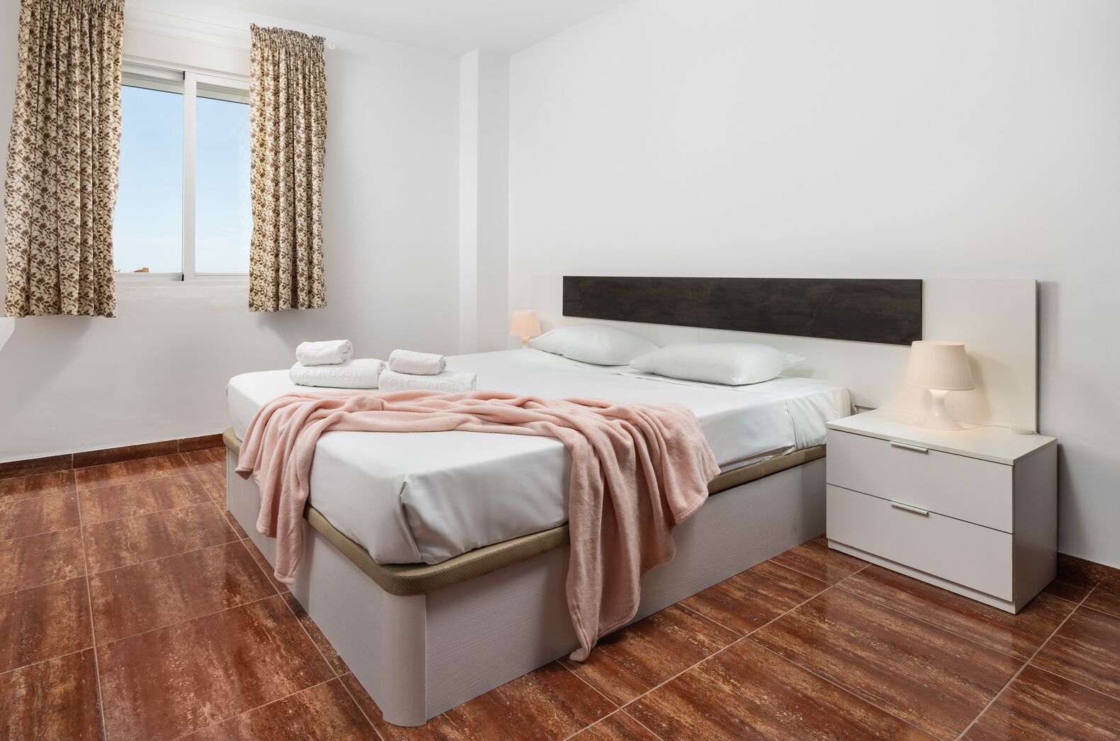 3 chambres, fer et planche à repasser, Wi-Fi gratuit, draps fournis