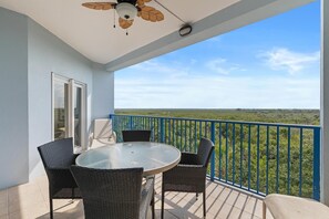 คอนโด, หลายเตียง (Oceanwalk 7-502) | รับประทานอาหารกลางแจ้ง