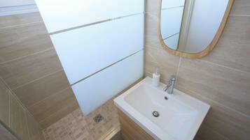 Dusche, Haartrockner, HandtĂŒcher, Seife