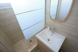 Douche, sèche-cheveux, serviettes fournies, savon