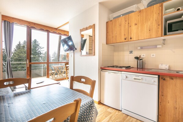 Kühlschrank, Mikrowelle, Ofen, Geschirrspüler