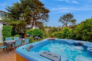Outdoor dining - La Jolla Historic Gem | Hot Tub, Game Room, Garden Oasis w/ Firepit & Courtyard Dining (La Jolla)