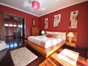 5 bedrooms, iron/ironing board, free WiFi, bed sheets