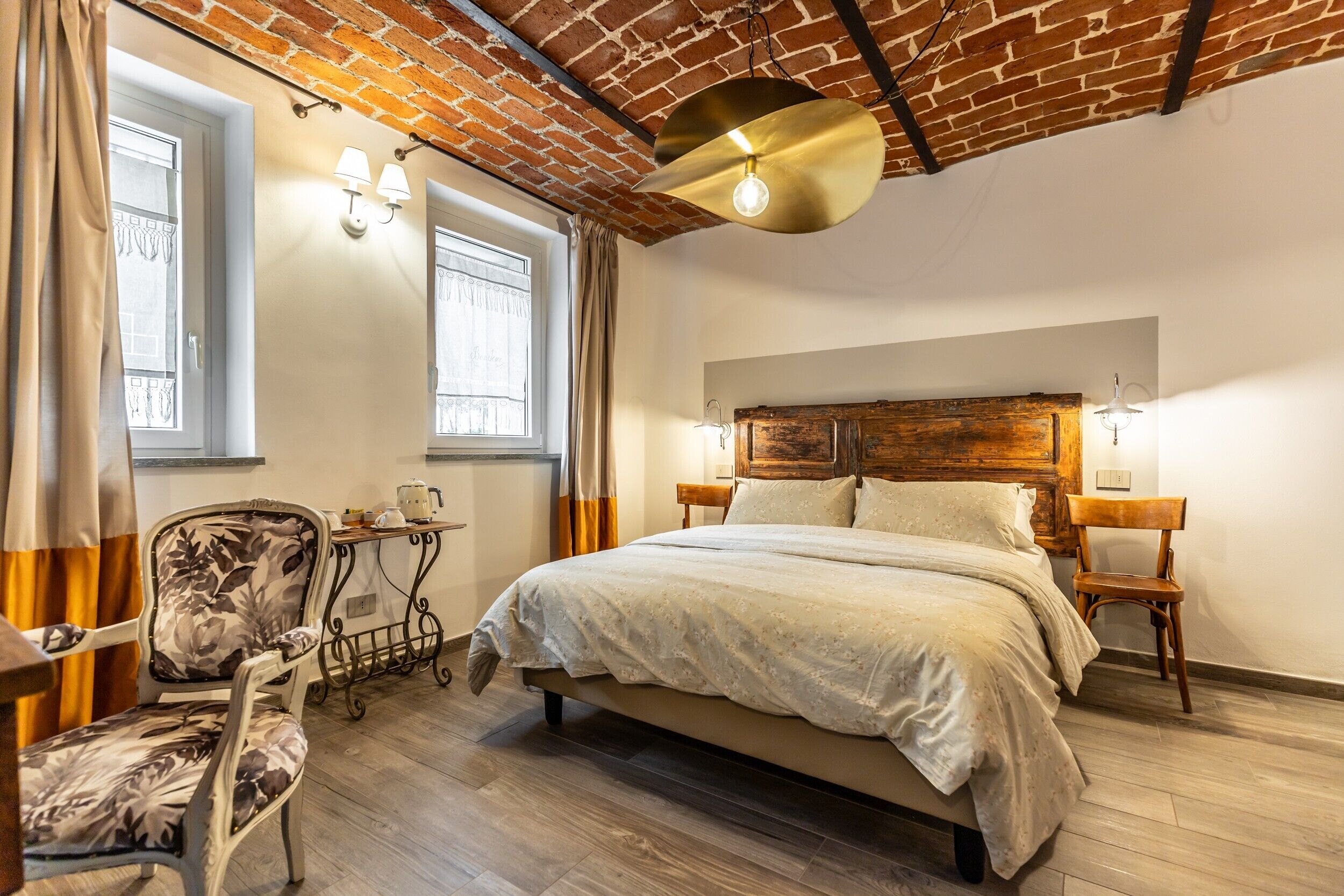 Une chambre à coucher avec un lit, une chaise, une table et une fenêtre.