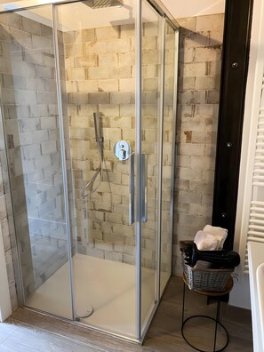 Een douche, een haardroger, handdoeken