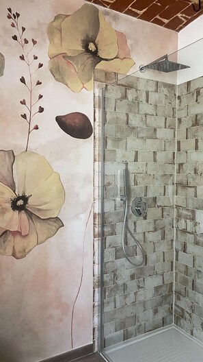 Dusj, hårføner og håndklær