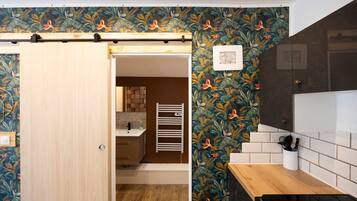 Réfrigérateur, micro-ondes, four, cafetiÚre/bouilloire