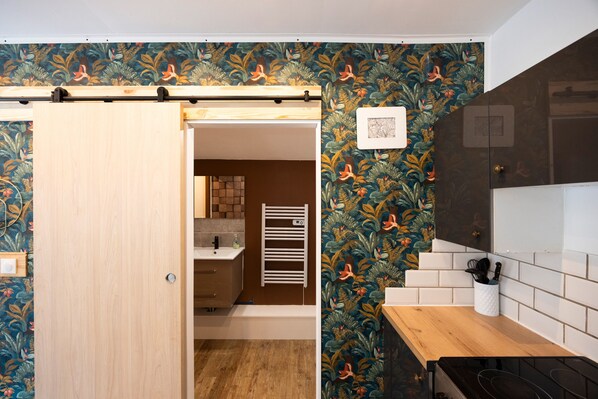 Fridge, microwave, oven, coffee/tea maker