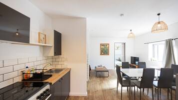 Réfrigérateur, micro-ondes, four, cafetiÚre/bouilloire