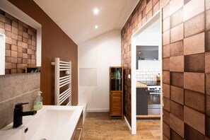 Dusj, hårføner og håndklær