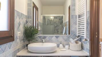 Doccia, asciugacapelli, asciugamani