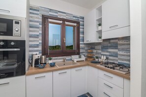 Frigorifero, microonde, forno, piano cottura