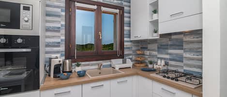 Frigorifero, microonde, forno, piano cottura