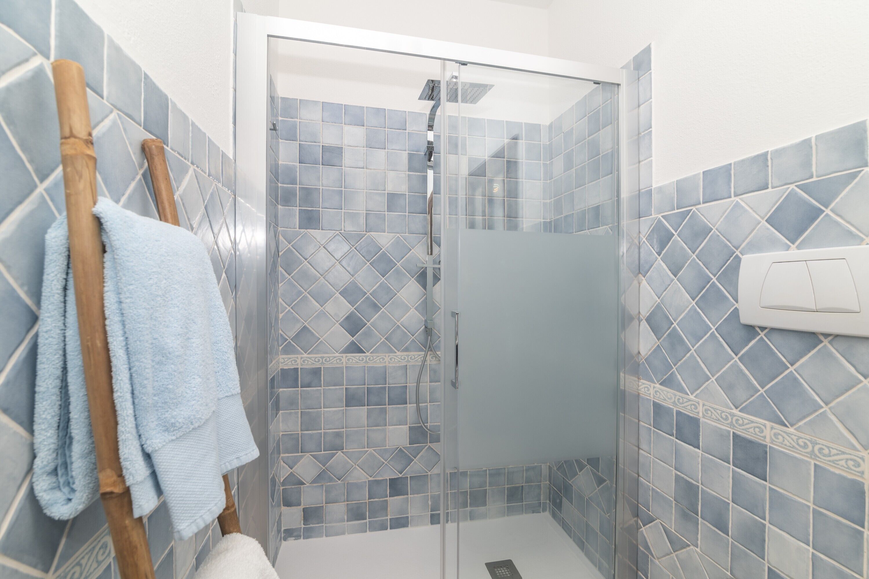 Douche, sèche-cheveux, serviettes fournies