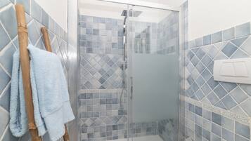 Douche, sĂšche-cheveux, serviettes fournies