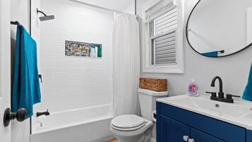 Serviettes fournies, savon, papier toilette