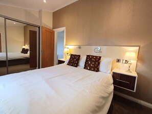 2 Schlafzimmer, Bügeleisen/Bügelbrett, Bettwäsche