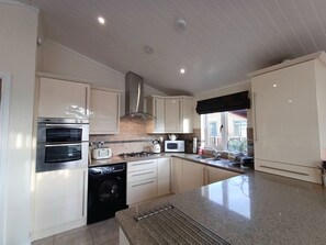 Fridge, microwave, oven, dishwasher - Cottontail Lodge - a holiday lodge that sleeps 4 guests in 2 bedrooms (Windermere)