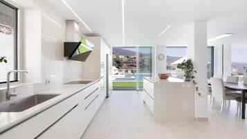 Een koelkast, een microgolfoven, een oven, een kookplaat