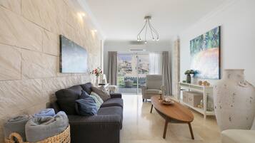 Een televisie en een tafeltennistafel