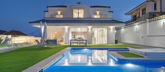 Villa privée avec piscine chauffée, climatisation et terrain de football