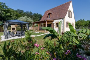 Outdoor dining - Holiday Home 'Fleurie' with Shared Pool, Wi-Fi & Air Conditioning (Castelnaud-la-Chapelle)
