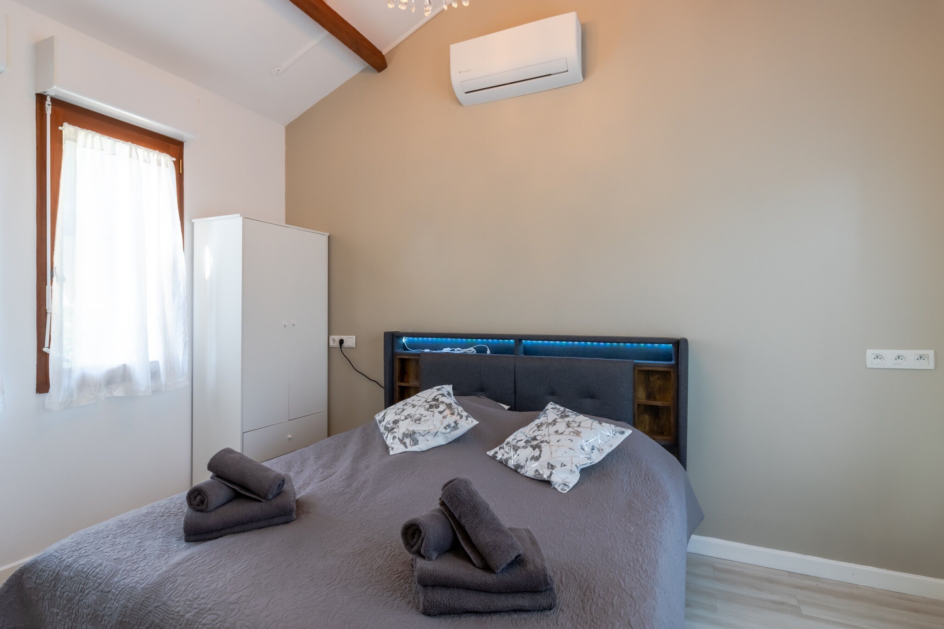 4 chambres, fer et planche à repasser, Wi-Fi gratuit, draps fournis