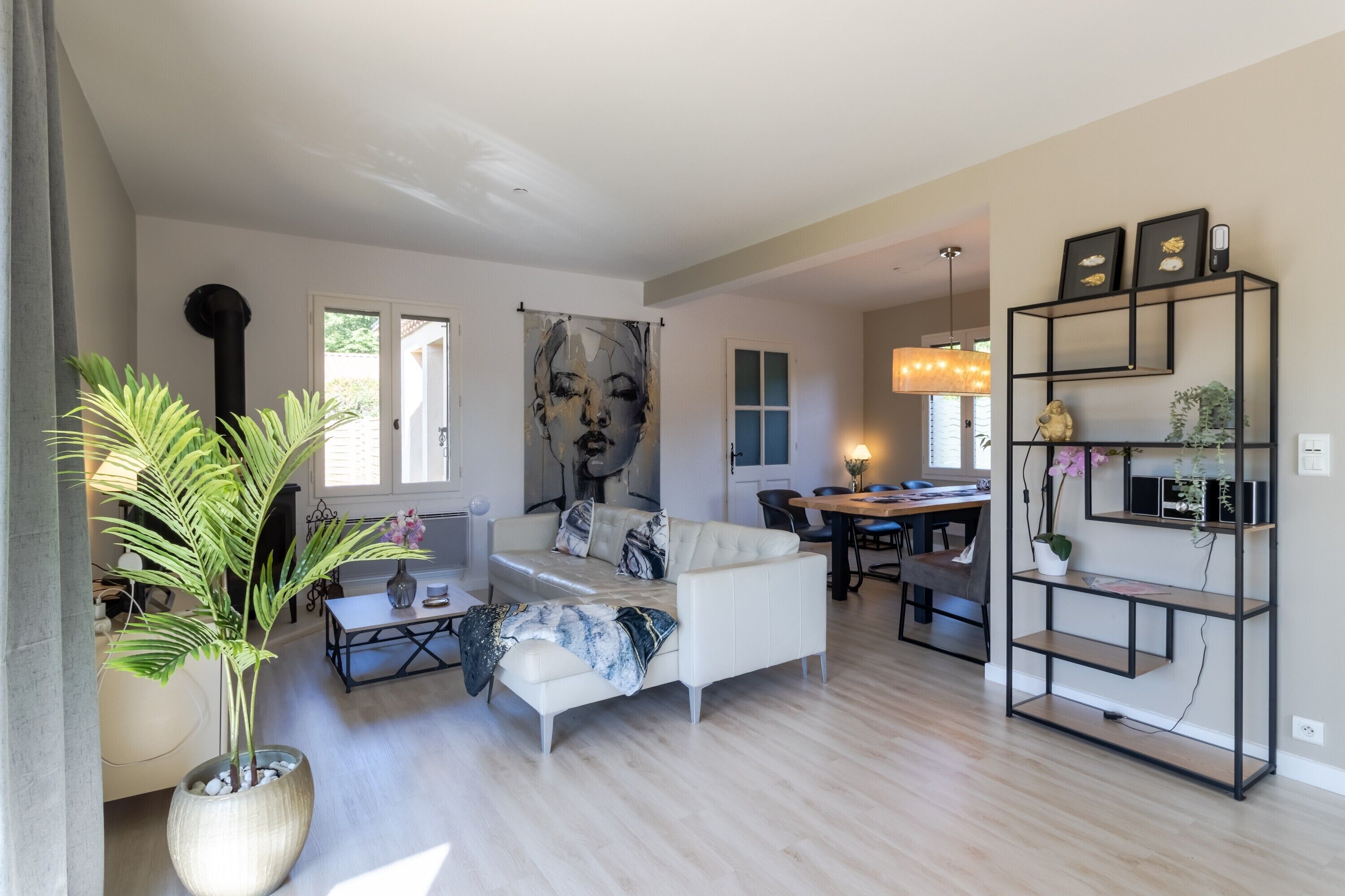 Tv, pejs, bordtennisbord, stereoanlæg