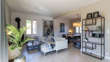 Tv, pejs, bordtennisbord, stereoanlæg