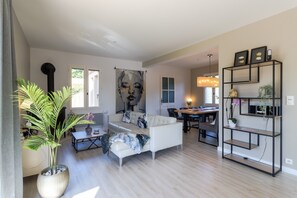 TV, fireplace, ping pong, stereo - Holiday Home 'Fleurie' with Shared Pool, Wi-Fi & Air Conditioning (Castelnaud-la-Chapelle)