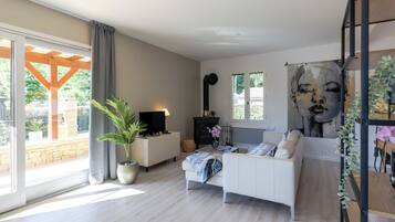 Télévision, cheminée, table de tennis de table, chaßne hi-fi