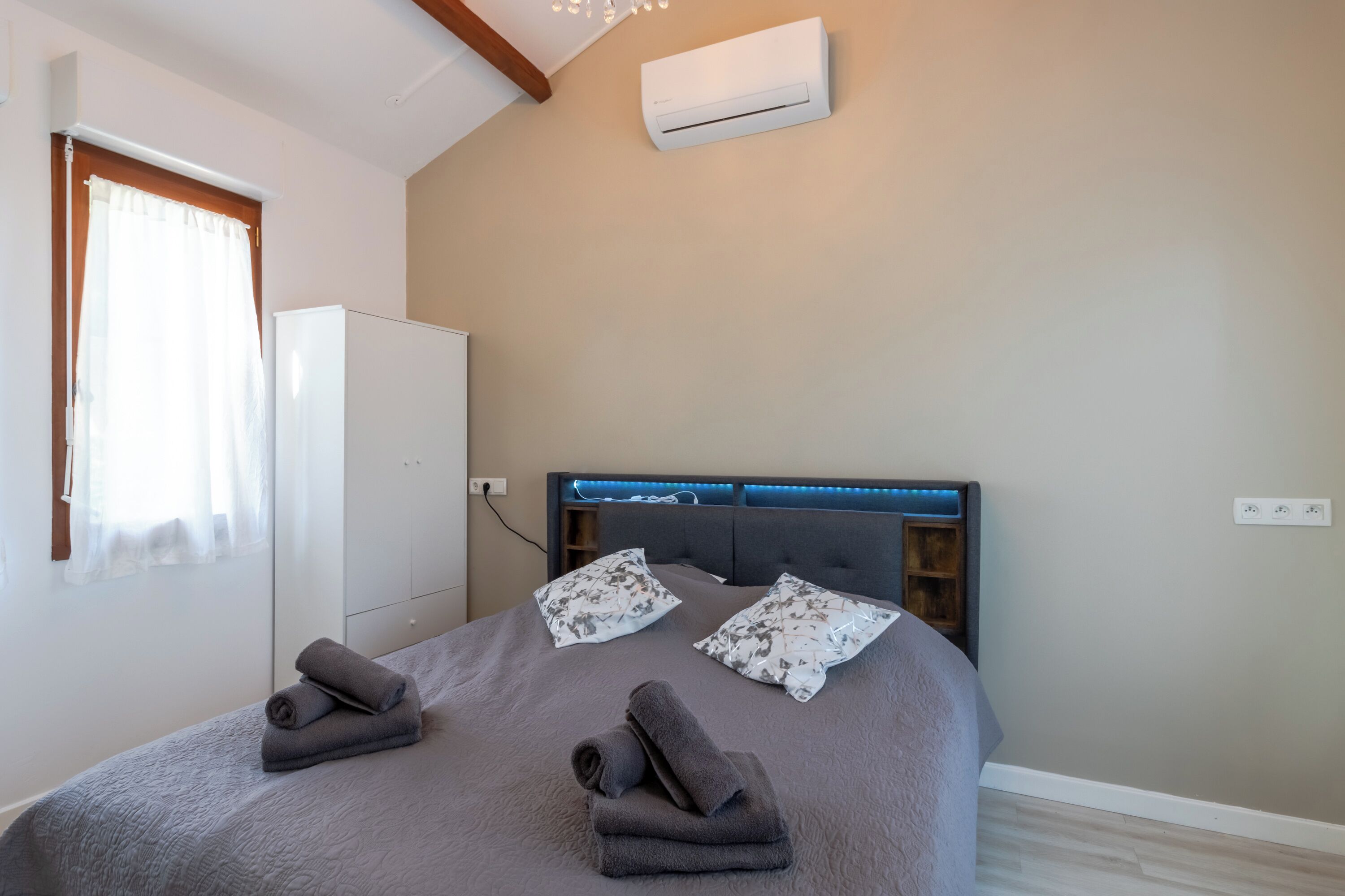 4 chambres, fer et planche à repasser, Wi-Fi gratuit, draps fournis