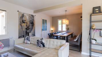 Een televisie, een open haard, een tafeltennistafel en een stereo