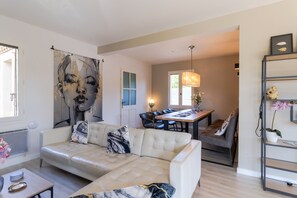 TV, fireplace, ping pong, stereo - Holiday Home 'Fleurie' with Shared Pool, Wi-Fi & Air Conditioning (Castelnaud-la-Chapelle)