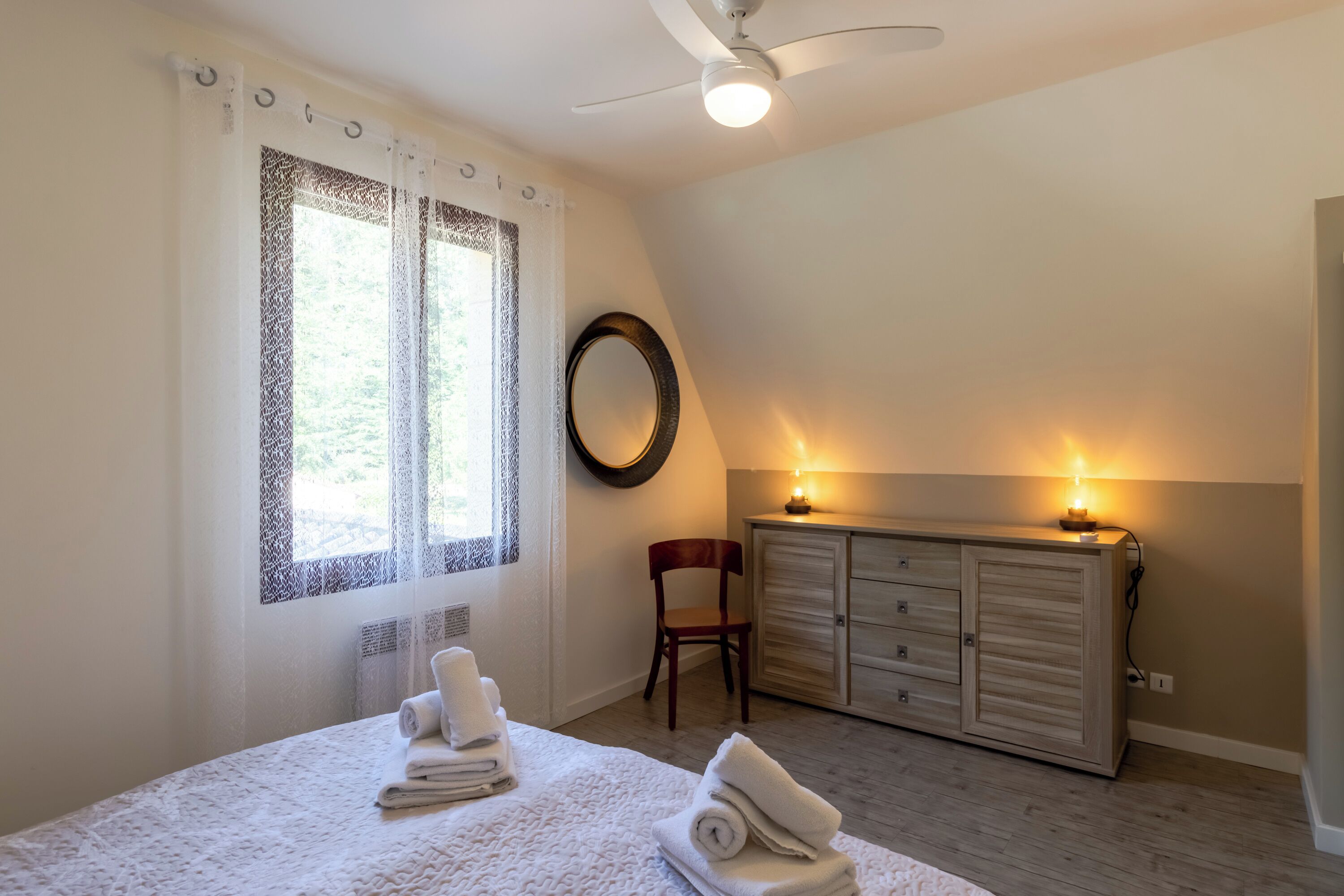 4 slaapkamers, een strijkplank/strijkijzer, gratis wifi, beddengoed