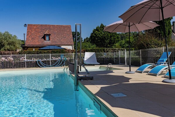 Indoor pool, a heated pool - Holiday Home 'Fleurie' with Shared Pool, Wi-Fi and Air Conditioning (Castelnaud-la-Chapelle)