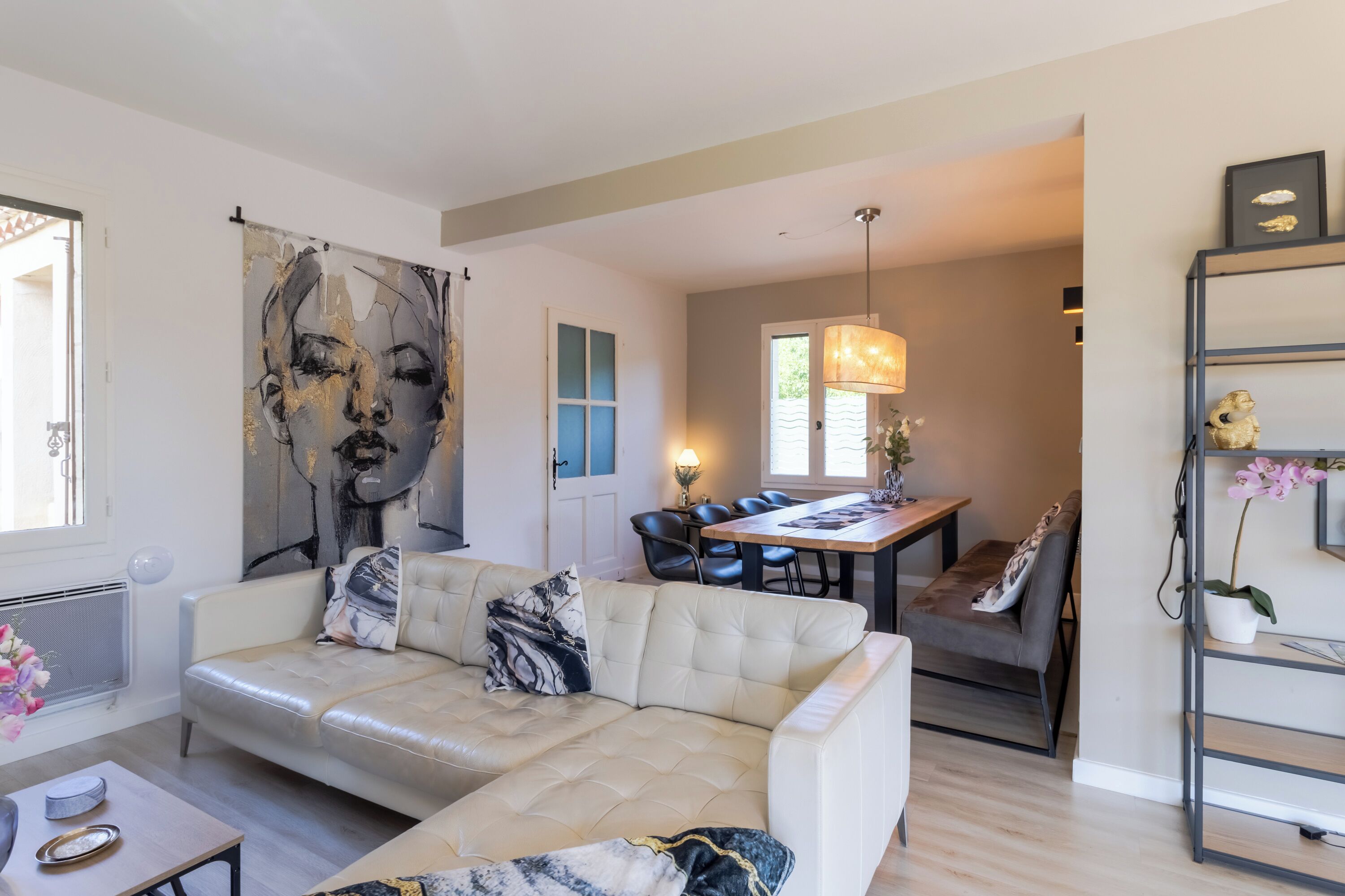 Télévision, cheminée, table de tennis de table, chaîne hi-fi