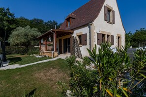 Exterior - Holiday Home 'Fleurie' with Shared Pool, Wi-Fi & Air Conditioning (Castelnaud-la-Chapelle)