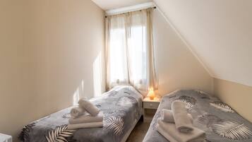 4 bedrooms, iron/ironing board, free WiFi, bed sheets