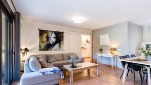 TV, peis, bordtennis og stereoanlegg