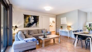 Tv, eldstad, ett bordtennisbord och en stereo