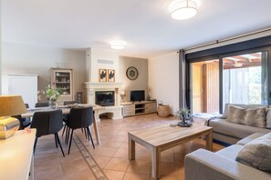 Televisión, chimenea, tenis de mesa y estéreo 