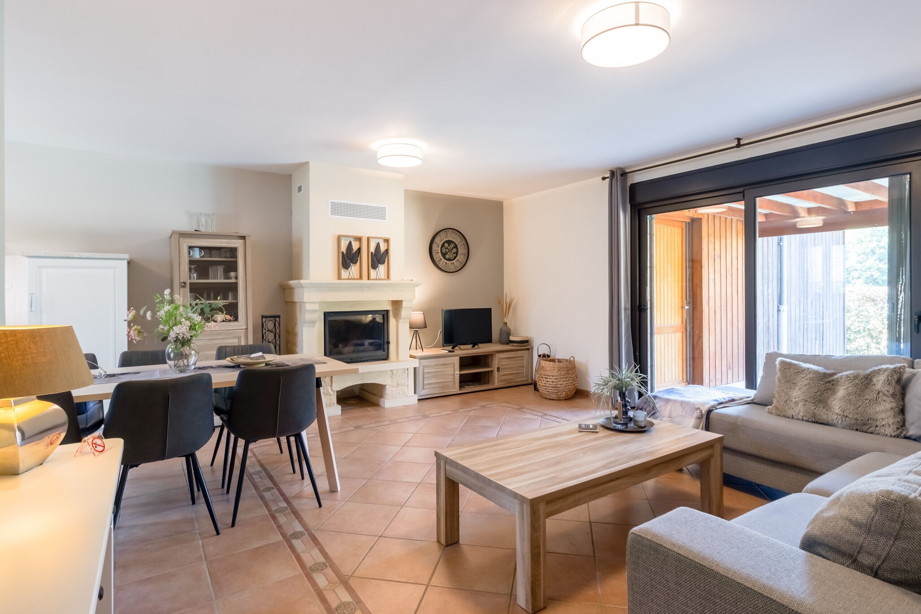 Televisión, chimenea, tenis de mesa y estéreo 