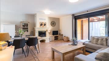 Televisión, chimenea, tenis de mesa y estéreo