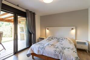 3 bedrooms, iron/ironing board, free WiFi, bed sheets - Holiday Home 'Liz' with Shared Pool, Wi-Fi, and Air Conditioning (Castelnaud-la-Chapelle)