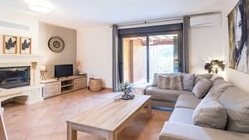 TV, fireplace, table tennis, stereo