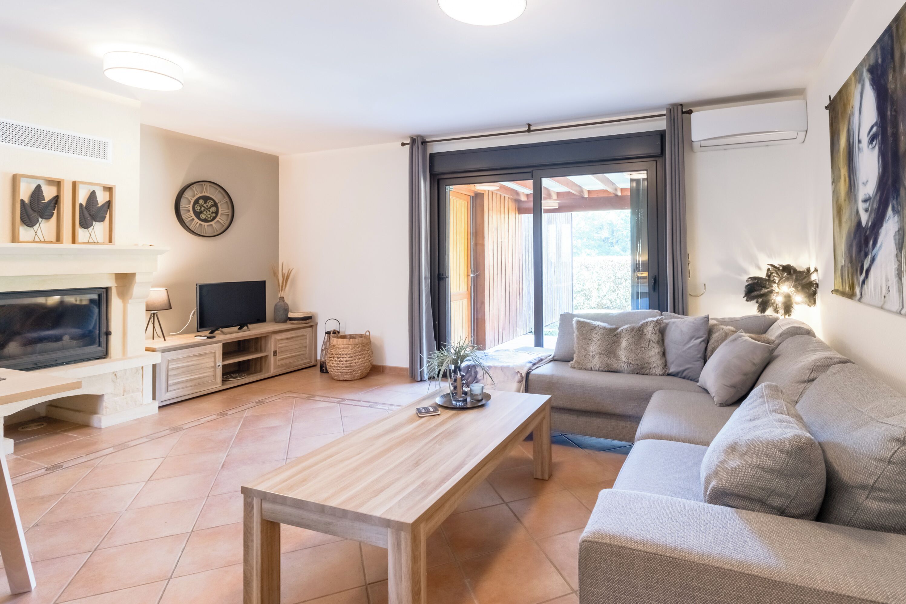 Télévision, cheminée, table de tennis de table, chaîne hi-fi